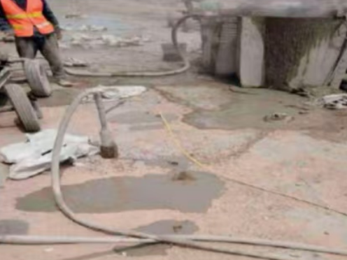 龙陵水泥混凝土路面板底注浆技术 路面脱空注浆整治方案
