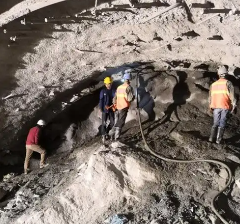 龙陵拱顶带模注浆料的施工流程及注意事项